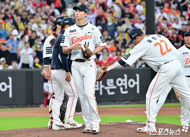 한화 이글스 선발투수 엄상백이 올해 정규시즌 경기에 등판해 고전하다 강판당하고 있다. 엑스포츠뉴스 DB