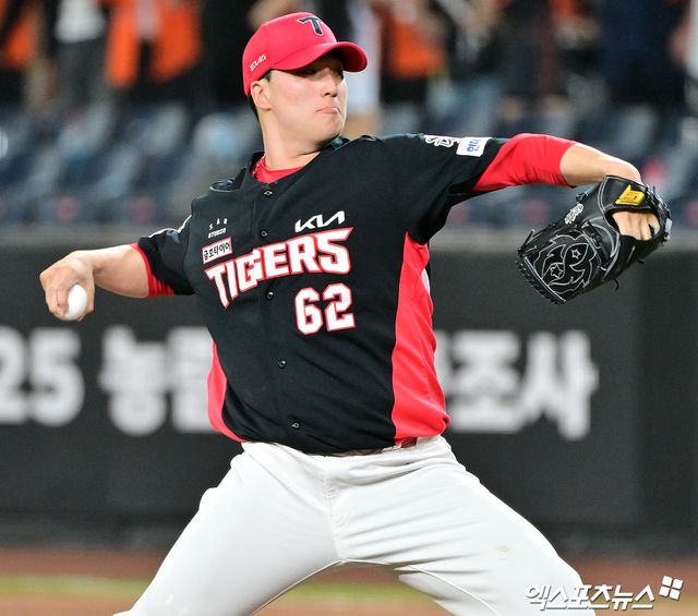 10일 오후 대전 한화생명 볼파크에서 열린 '2025 신한 SOL Bank KBO리그' KIA 타이거즈와 한화 이글스의 경기, 8회말 2사 1,2루 KIA 정해영이 공을 힘차게 던지고 있다. 대전, 김한준 기자