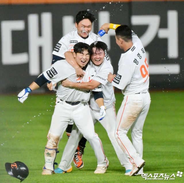 10일 오후 대전 한화생명 볼파크에서 열린 '2025 신한 SOL Bank KBO리그' KIA 타이거즈와 한화 이글스의 경기, 한화가 문현빈의 끝내기 안타에 힘입어 KIA에 3:2 역전승을 거두며 6연승을 기록했다. 9회말 2사 만루 한화 문현빈이 끝내기 안타를 날리고 있다. 대전, 김한준 기자