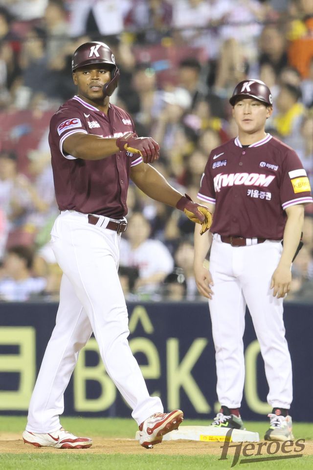 10일 서울 잠실야구장에서 열린 2025 신한 SOL 뱅크 KBO리그 LG 트윈스와 키움 히어로즈 간의 경기, 키움 스톤 개릿이 9회초 2사 1, 2루에서 경기 균형을 깨는 1타점 적시타를 터트렸다. 키움 히어로즈