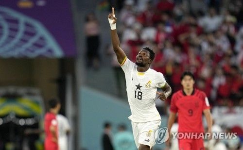 영국 매체 풋볼 인사이더는 9일(한국시간) 모하메드 쿠두스(웨스트햄 유나이티드)의 합류는 손흥민에게 어려움을 가져올 수 있다고 주장했다. 2000년생 가나 윙어 모하메드 쿠두스는 현재 이적료 5500만 파운드(약 1027억원)로 토트넘에 합류하는 것이 유력하다. 매체는 쿠두스가 합류할 경우 손흥민의 입지가 위협을 받을 것으로 예상했다. 연합뉴스