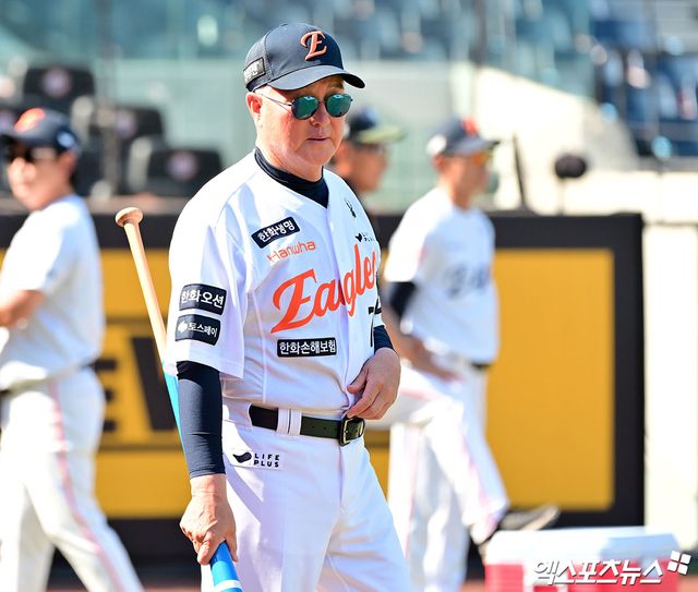 김승연 한화그룹 회장이 전반기 1위를 확정한 한화 이글스 선수단에 통큰 선물을 안겼다. 한화 구단은 10일 '김승연 회장이 프로야구 정규시즌 전반기 1위를 확정하며 선전 중인 한화 이글스 선수단과 임직원에게 10일 특별 격려품을 전달했다'고 밝혔다. 한화는 10일 현재 KBO리그와 퓨처스리그(북부리그)에서 모두 1위를 달리고 있다. 엑스포츠뉴스DB