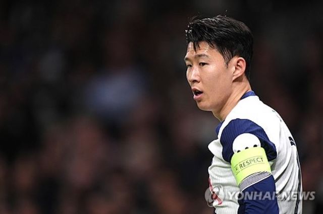 영국 매체 풋볼 인사이더는 9일(한국시간) 모하메드 쿠두스(웨스트햄 유나이티드)의 합류는 손흥민에게 어려움을 가져올 수 있다고 주장했다. 2000년생 가나 윙어 모하메드 쿠두스는 현재 이적료 5500만 파운드(약 1027억원)로 토트넘에 합류하는 것이 유력하다. 매체는 쿠두스가 합류할 경우 손흥민의 입지가 위협을 받을 것으로 예상했다. 연합뉴스