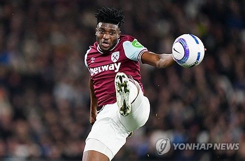 영국 매체 풋볼 인사이더는 9일(한국시간) 모하메드 쿠두스(웨스트햄 유나이티드)의 합류는 손흥민에게 어려움을 가져올 수 있다고 주장했다. 2000년생 가나 윙어 모하메드 쿠두스는 현재 이적료 5500만 파운드(약 1027억원)로 토트넘에 합류하는 것이 유력하다. 매체는 쿠두스가 합류할 경우 손흥민의 입지가 위협을 받을 것으로 예상했다. 연합뉴스