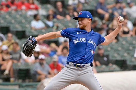 토론토 블루제이스 에릭 라우어가 10일(한국시간) 미국 일리노이주 시카고의 레이트필드에서 열린 2025 미국 메이저리그(MLB) 시카고 화이트삭스전에 선발 등판해 4이닝 4피안타 1볼넷 7탈삼진 2실점을 기록했다.&nbsp;연합뉴스