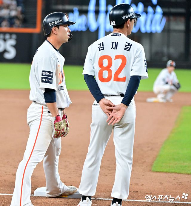 10일 오후 대전 한화생명 볼파크에서 열린 '2025 신한 SOL Bank KBO리그' KIA 타이거즈와 한화 이글스의 경기, 5회말 2사 만루 상황에서 견제사를 당한 한화 유로결이 아쉬워하고 있다. 대전, 김한준 기자