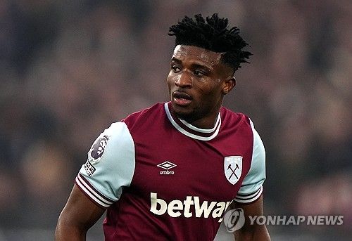 영국 매체 풋볼 인사이더는 9일(한국시간) 모하메드 쿠두스(웨스트햄 유나이티드)의 합류는 손흥민에게 어려움을 가져올 수 있다고 주장했다. 2000년생 가나 윙어 모하메드 쿠두스는 현재 이적료 5500만 파운드(약 1027억원)로 토트넘에 합류하는 것이 유력하다. 매체는 쿠두스가 합류할 경우 손흥민의 입지가 위협을 받을 것으로 예상했다. 연합뉴스