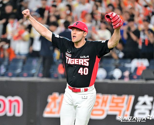 10일 오후 대전 한화생명 볼파크에서 열린 '2025 신한 SOL Bank KBO리그' KIA 타이거즈와 한화 이글스의 경기, 5회말 2사 만루 상황에서 한화 유로결이 견제사 아웃당하자 KIA 네일이 기뻐하고 있다. 대전, 김한준 기자