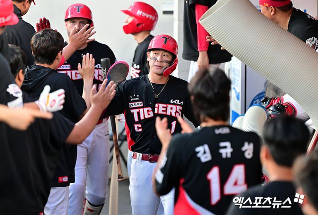 10일 오후 대전 한화생명 볼파크에서 열린 '2025 신한 SOL Bank KBO리그' KIA 타이거즈와 한화 이글스의 경기, 4회초 무사 1,3루 KIA 박찬호가 위즈덤의 1타점 희생플라이때 득점에 성공하고 있다. 대전, 김한준 기자