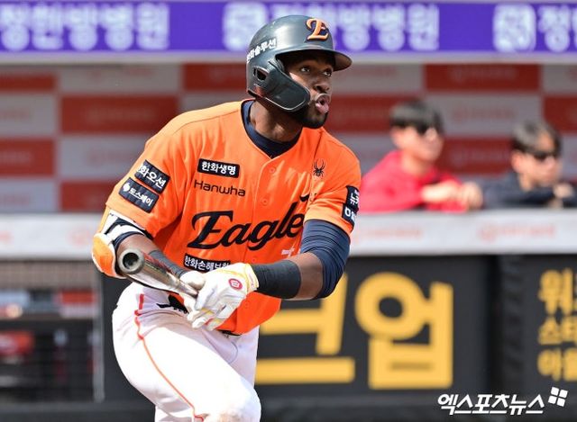 18일 오후 대전 한화생명 볼파크에서 열린 '2025 신한 SOL Bank KBO리그' SSG 랜더스와 한화 이글스의 경기, 3회말 1사 한화 플로리얼이 2루타를 날리고 있다. 엑스포츠뉴스DB