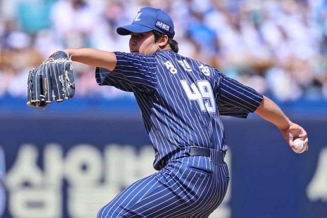 삼성 라이온즈 정민성이 올해 경기에 등판해 투구하고 있다. 삼성 라이온즈