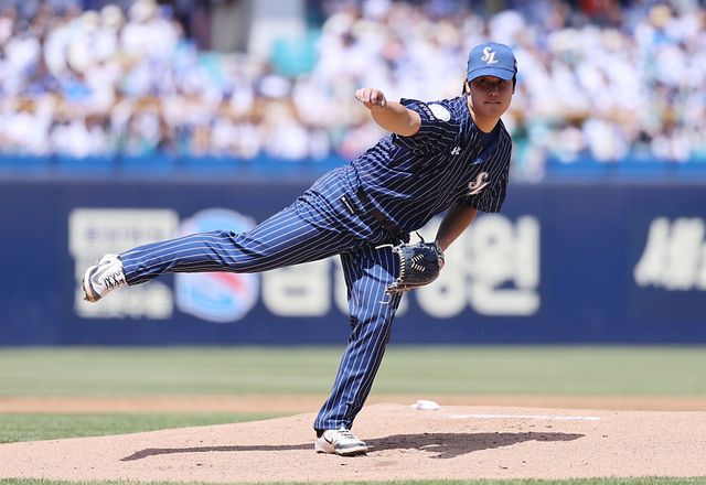 삼성 라이온즈 정민성이 올해 경기에 등판해 투구하고 있다. 삼성 라이온즈