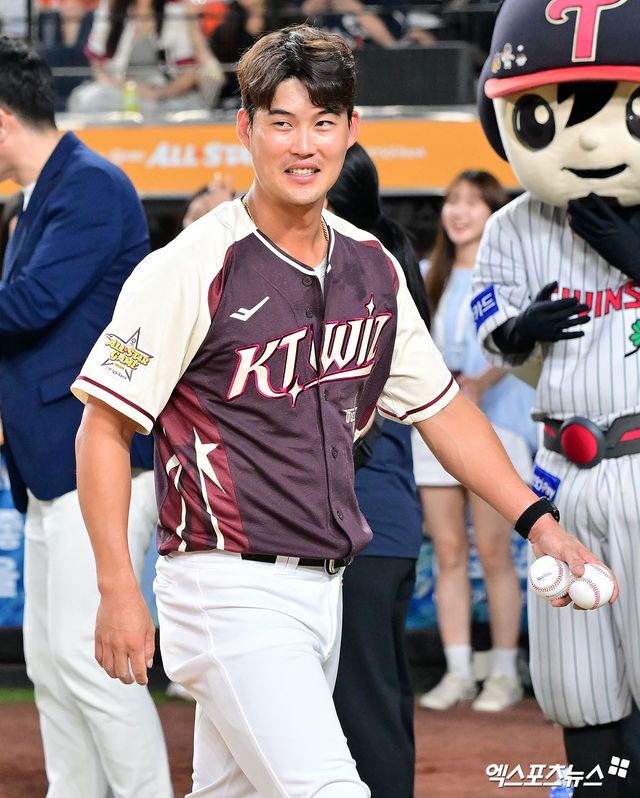 11일 오후 대전 한화생명 볼파크에서 열린 2025 신한 SOL Bank KBO 올스타전 홈런더비, KT 배정대가 배팅볼을 던져준 뒤 미소 짓고 있다. 엑스포츠뉴스 대전, 김한준 기자