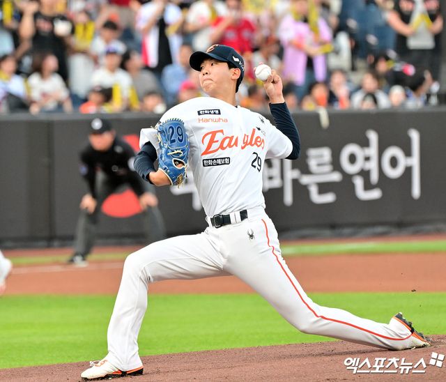 10일 오후 대전 한화생명 볼파크에서 열린 '2025 신한 SOL Bank KBO리그' KIA 타이거즈와 한화 이글스의 경기, 1회초 한화 선발투수 황준서가 공을 힘차게 던지고 있다. 엑스포츠뉴스DB