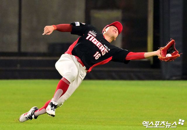 10일 오후 대전 한화생명 볼파크에서 열린 '2025 신한 SOL Bank KBO리그' KIA 타이거즈와 한화 이글스의 경기, 8회말 KIA 최원준이 한화 심우준의 타구를 잡기 위해 쫓아가고 있다. 엑스포츠뉴스 DB