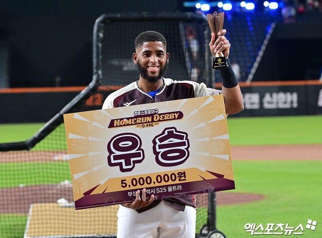 11일 오후 대전한화생명볼파크에서 열린 '2025 신한 SOL Bank KBO 올스타전 홈런레이스, 삼성 디아즈가 홈런레이스 우승을 차지했다. 우승을 차지한 삼성 디아즈가 포즈를 취하고 있다. 대전, 김한준 기자
