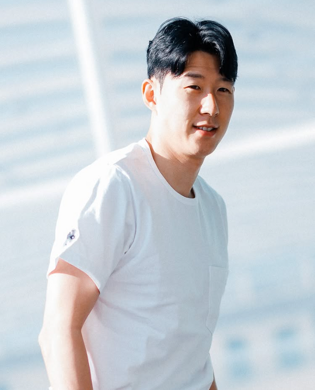 여름 휴가를 마친 손흥민이 소속팀 토트넘 홋스퍼로 복귀한 가운데 곧 신임 사령탑인 토마스 프랭크 감독과 면담을 진행할 예정이다. 손흥민과 프랭크 감독은 이 면담에서 손흥민의 거취 문제에 대해 이야기하고, 다음 시즌에도 손흥민이 토트넘에 남아 토트넘 커리어를 이어갈지 여부를 두고 대화를 나눌 것으로 보인다. 사진 토트넘 홋스퍼