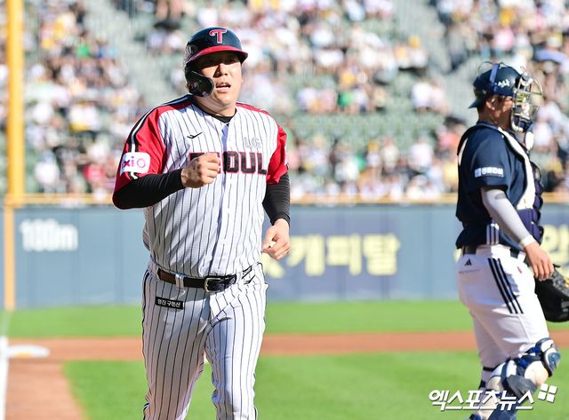 22일 오후 서울 송파구 잠실야구장에서 열린 '2025 신한 SOL Bank KBO리그' 두산 베어스와 LG 트윈스의 경기, 1회말 무사 1,2루 LG 김현수가 두산 이유찬의 송구 실책때 득점에 성공하고 있다. 엑스포츠뉴스 DB