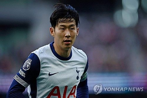 여름 휴가를 마친 손흥민이 소속팀 토트넘 홋스퍼로 복귀한 가운데 곧 신임 사령탑인 토마스 프랭크 감독과 면담을 진행할 예정이다. 손흥민과 프랭크 감독은 이 면담에서 손흥민의 거취 문제에 대해 이야기하고, 다음 시즌에도 손흥민이 토트넘에 남아 토트넘 커리어를 이어갈지 여부를 두고 대화를 나눌 것으로 보인다. 사진 연합뉴스