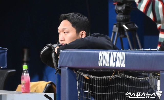 NC 다이노스 투수 구창모가 상무 야구단 시절 국가대표팀과의 연습경기를 지켜보고 있다. 엑스포츠뉴스 DB