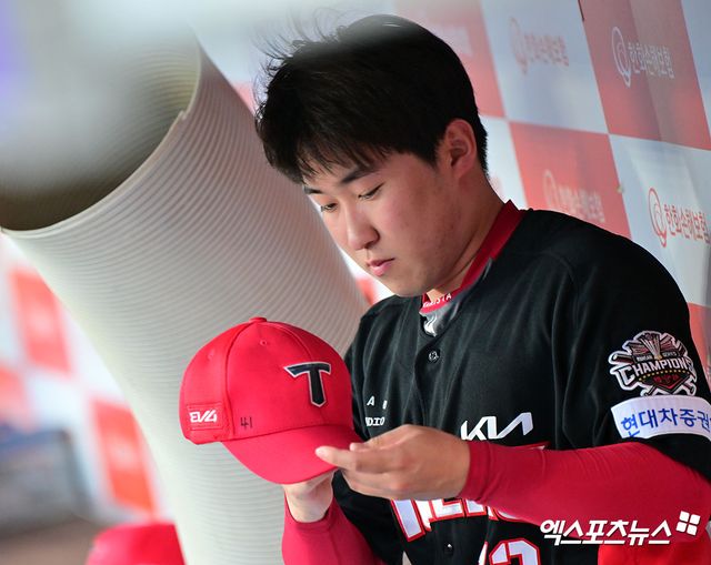 8일 오후 대전 한화생명 볼파크에서 열린 '2025 신한 SOL Bank KBO리그' KIA 타이거즈와 한화 이글스의 경기, 1회초 KIA 선발투수 윤영철이 그라운드로 향하고 있다. 엑스포츠뉴스 DB