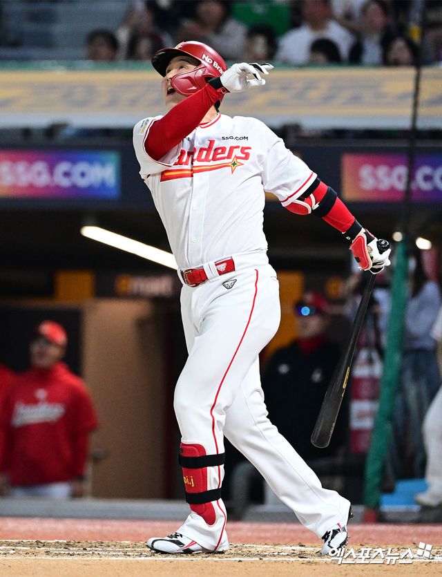 13일 오후 인천SSG랜더스필드에서 열린 '2025 신한 SOL Bank KBO리그' NC 다이노스와 SSG 랜더스의 경기, 6회말 2사 1루 SSG 최정이 KBO 최초 500호 홈런을 날리고 있다. 엑스포츠뉴스DB