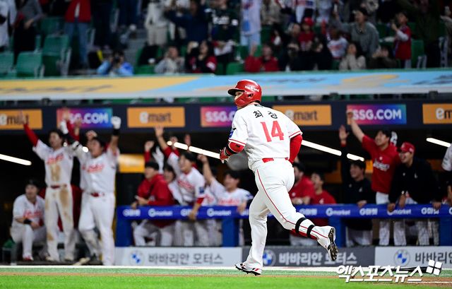 13일 오후 인천SSG랜더스필드에서 열린 '2025 신한 SOL Bank KBO리그' NC 다이노스와 SSG 랜더스의 경기, 6회말 2사 1루 SSG 최정이 500호 홈런을 날린 뒤 그라운드를 돌고 있다. 엑스포츠뉴스DB