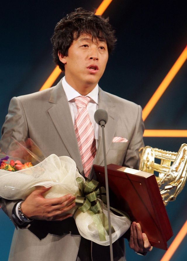 11일 오후 서울 삼성동 코엑스 컨벤션센터에서 열린 '2005 프로야구 골든글러브 시상식' 외야수 부문에서 '황금장갑'를 차지한 LG 트윈스의 이병규가 밝게 포즈를 취하고 있다. 이병규는 최다 수상 기록을 달성했다. 연합뉴스