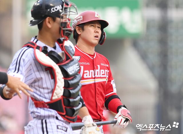 12일 오후 서울 송파구 잠실야구장에서 열린 '2025 신한 SOL Bank KBO리그' SSG 랜더스와 LG 트윈스의 경기, 1회초 타석에 나선 SSG 최정이 훈련 중 입은 부상 부위에 테이핑을 하고 있다. 엑스포츠뉴스DB