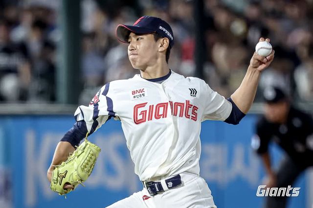 롯데 자이언츠 고졸루키 좌완 이영재가 10일 부산 사직야구장에서 열린 2025 신한 SOL Bank KBO리그 두산 베어스와의 팀 간 12차전에서 1군 무대 데뷔전을 치렀다. 사진 롯데 자이언츠