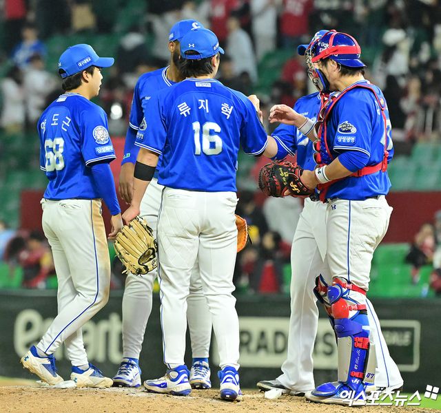 삼성 라이온즈 선수들이 올해 정규시즌 경기에서 승리한 뒤 마운드에 모여 세리머니하고 있다. 엑스포츠뉴스 DB