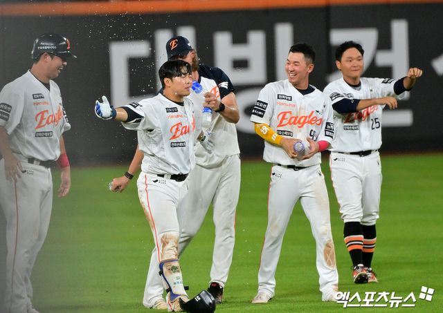 10일 오후 대전 한화생명 볼파크에서 열린 '2025 신한 SOL Bank KBO리그' KIA 타이거즈와 한화 이글스의 경기, 한화가 문현빈의 끝내기 안타에 힘입어 KIA에 3:2 역전승을 거두며 6연승을 기록했다. 끝내기 안타를 날린 한화 문현빈이 기뻐하고 있다. 엑스포츠뉴스 DB