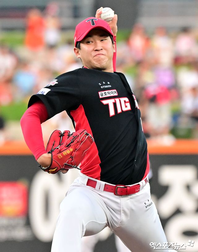 8일 오후 대전 한화생명 볼파크에서 열린 '2025 신한 SOL Bank KBO리그' KIA 타이거즈와 한화 이글스의 경기, 1회말 KIA 선발투수 윤영철이 공을 힘차게 던지고 있다. 엑스포츠뉴스 DB