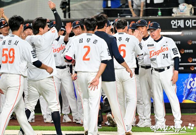 10일 오후 대전 한화생명 볼파크에서 열린 '2025 신한 SOL Bank KBO리그' KIA 타이거즈와 한화 이글스의 경기, 한화가 문현빈의 끝내기 안타에 힘입어 KIA에 3:2 역전승을 거두며 6연승을 기록했다. 이날 경기에서 승리한 한화 김경문 감독이 선수들과 하이파이브를 하고 있다. 엑스포츠뉴스 DB