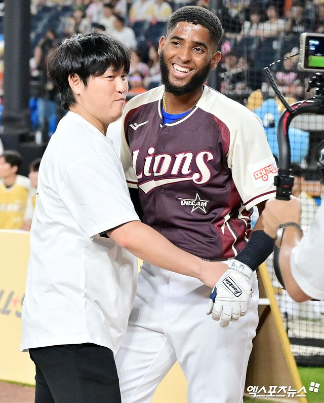 11일 오후 대전한화생명볼파크에서 열린 '2025 신한 SOL Bank KBO 올스타전 홈런레이스, 삼성 디아즈가 홈런레이스 우승을 차지했다. 홈런레이스에서 우승을 차지한 삼성 디아즈가 공을 던져준 매니저와 함께 기뻐하고 있다. 대전, 김한준 기자