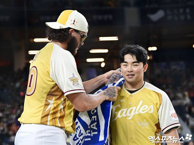 11일 오후 대전한화생명볼파크에서 열린 '2025 신한 SOL Bank KBO 올스타 프라이데이' 홈런 더비에 출전한 한화 문현빈이 폰세에게 격려를 받고 있다. 대전, 박지영 기자