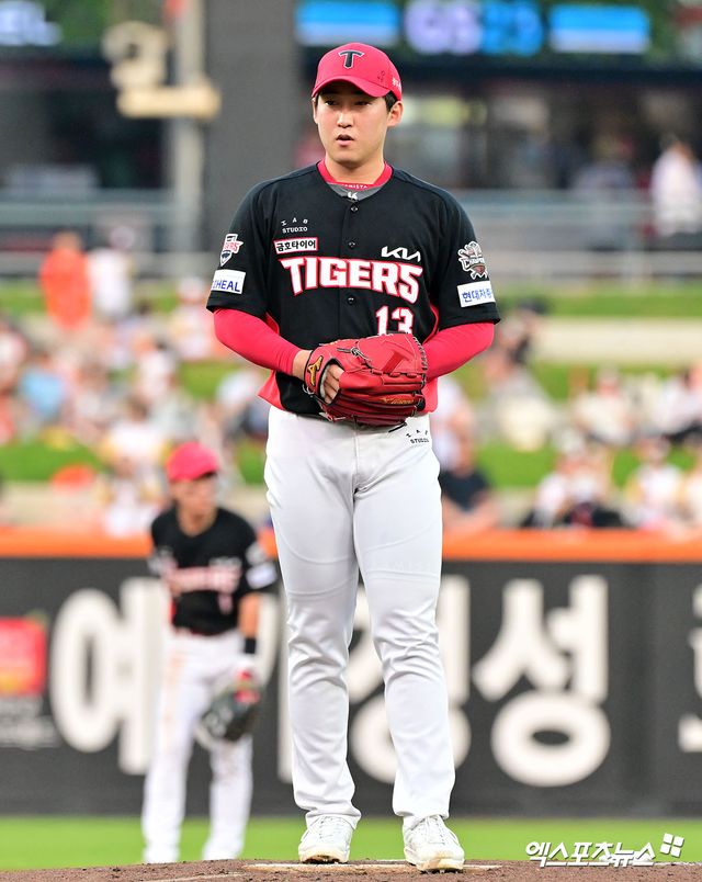 8일 오후 대전 한화생명 볼파크에서 열린 '2025 신한 SOL Bank KBO리그' KIA 타이거즈와 한화 이글스의 경기, 1회말 KIA 선발투수 윤영철이 공을 힘차게 던지고 있다. 엑스포츠뉴스 DB