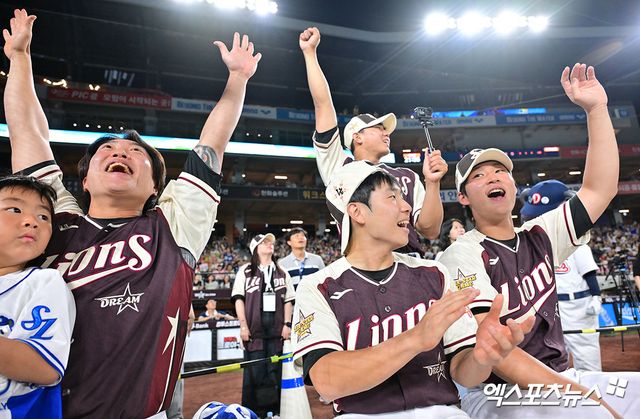 11일 오후 대전 한화생명 볼파크에서 열린 2025 신한 SOL Bank KBO 올스타전 홈런더비, 삼성 디아즈가 홈런을 치자 삼성 동료들이 기뻐하고 있다. 엑스포츠뉴스 대전, 김한준 기자