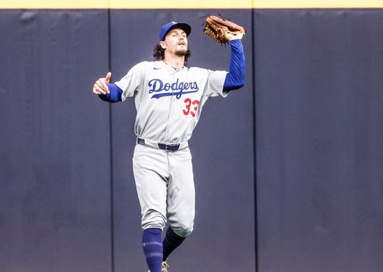 LA 다저스가 미네소타 트윈스 마무리 투수 요한 두란 영입을 위해 외야수 제임스 아웃맨을 넘길 수 있다는 미국 매체 전망이 나왔다. 한 때 아웃맨과 메이저리그 콜업 경쟁을 펼쳤던 김혜성의 달라진 위상이 느껴지는 분위기다. 연합뉴스