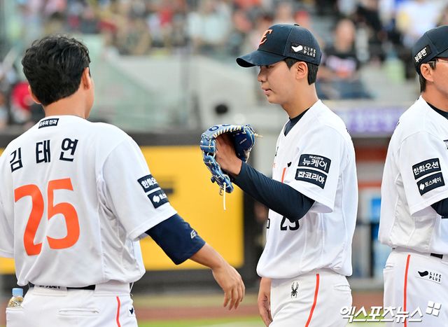 10일 오후 대전 한화생명 볼파크에서 열린 '2025 신한 SOL Bank KBO리그' KIA 타이거즈와 한화 이글스의 경기, 1회초 수비를 마친 한화 황준서가 더그아웃으로 향하고 있다. 대전, 김한준 기자