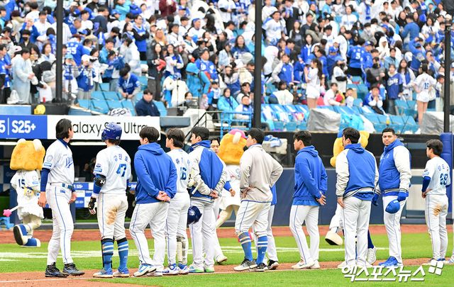 삼성 라이온즈 선수들이 올해 정규시즌 경기에서 승리한 뒤 도열해 팬들에게 인사를 준비하고 있다. 엑스포츠뉴스 DB