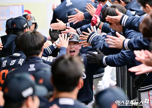5일 오후 대구삼성라이온즈파크에서 열린 '2025 신한 SOL Bank KBO리그' 한화 이글스와 삼성 라이온즈의 경기, 9회초 2사 1,2루 한화 문현빈이 스리런 홈런을 날린 후 더그아웃에서 하이파이브를 하고 있다. 엑스포츠뉴스DB
