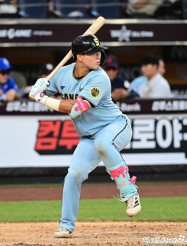 상무 야구단 포수 윤준호가 11일 대전 한화생명 볼파크에서 열린 2025 신한 SOL Bank KBO 올스타 프라이데이 퓨처스 올스타전에서 타격하고 있다. 엑스포츠뉴스 대전, 박지영 기자