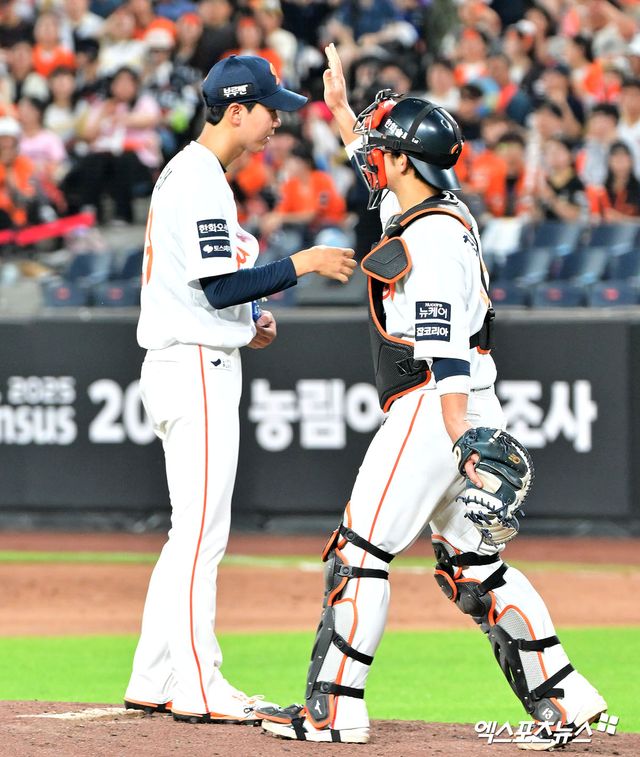 10일 오후 대전 한화생명 볼파크에서 열린 '2025 신한 SOL Bank KBO리그' KIA 타이거즈와 한화 이글스의 경기, 7회초 1사 한화 황준서가 마운드를 내려가고 있다. 대전, 김한준 기자