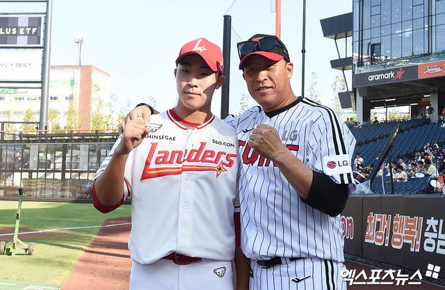 11일 오후 대전한화생명볼파크에서 열린 '2025 신한 SOL Bank KBO 퓨처스 올스타전' 남부리그와 북부리그의 경기에 앞서 SSG 이승민과 그의 아버지 LG 이병규 퓨처스 감독이 기념 촬영을 하고 있다. 대전, 박지영 기자