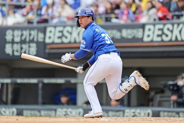 삼성 라이온즈 차승준이 올해 경기에 출전해 타격 후 1루로 향하고 있다. 삼성 라이온즈