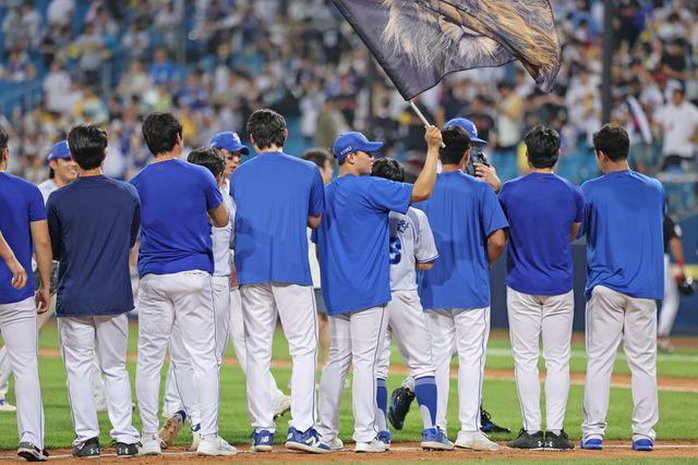 삼성 라이온즈 선수들이 올해 정규시즌 경기에서 승리한 뒤 도열해 하이파이브하고 있다. 삼성 라이온즈