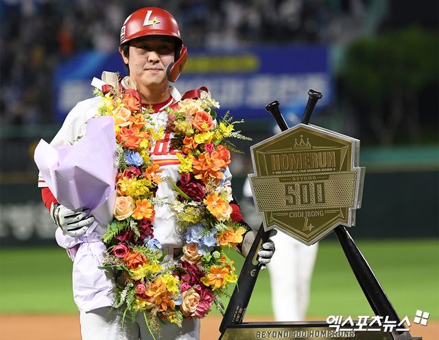 13일 오후 인천SSG랜더스필드에서 열린 '2025 신한 SOL Bank KBO리그' NC 다이노스와 SSG 랜더스의 경기, 6회말 2사 1루 SSG 최정이 500호 홈런을 기록한 뒤 시상과 기념 촬영을 하고 있다. 엑스포츠뉴스DB