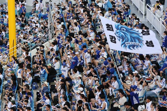 삼성 라이온즈 팬들이 올해 정규시즌 경기에서 홈구장인 대구 삼성라이온즈파크를 가득 채운 뒤 삼성을 응원하고 있다. 삼성 라이온즈