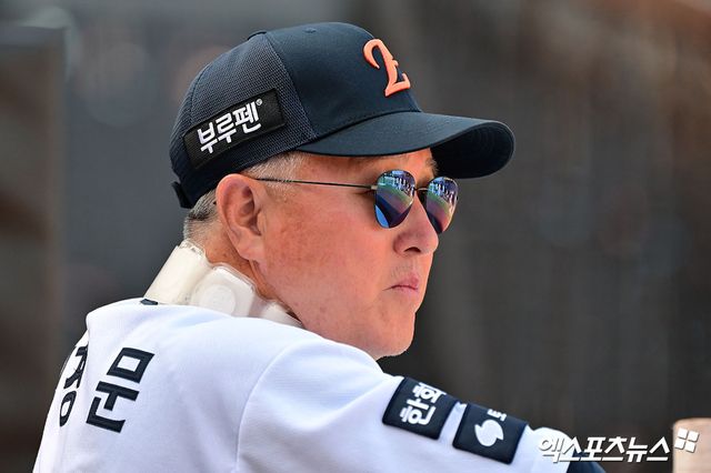 10일 오후 대전 한화생명 볼파크에서 열리는 '2025 신한 SOL Bank KBO리그' KIA 타이거즈와 한화 이글스의 경기, 한화 김경문 감독이 선수들의 훈련을 지켜보고 있다. 엑스포츠뉴스 DB